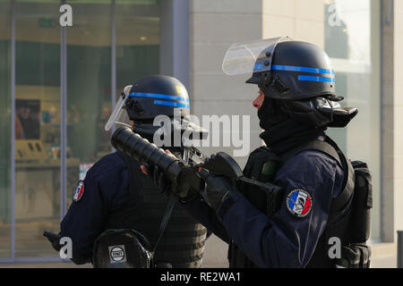 Lione, Francia, 19 Gennaio 2019: Riot poliziotti maniglia LBD40 meno letale di pistola (chiamato anche Flashball) per spingere indietro giacche gialle come essi prendono parte al decimo giorno di protesta contro il governo francese riforma projetct. in Lione centro-orientale (Francia) il 19 gennaio 2019. Foto di credito: Serge Mouraret/Alamy Live News Foto Stock