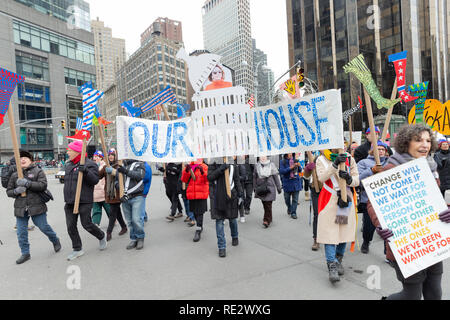 New York, Stati Uniti d'America. 19 gen 2019. Migliaia di persone partecipano a 3 donne annuale di Rally e marzo sulle strade di Manhattan organizzato da donna marzo Alliance Credit: lev radin/Alamy Live News Foto Stock