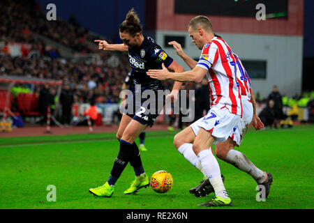 Stoke on Trent, Regno Unito. 19 gen 2019. Luca Ayling di Leeds United (L) tiene fuori Ryan Shawcross di Stoke City (R). EFL Skybet partita in campionato, Stoke City v Leeds United a Bet365 stadium di Stoke on Trent sabato 19 gennaio 2019. Questa immagine può essere utilizzata solo per scopi editoriali. Solo uso editoriale, è richiesta una licenza per uso commerciale. Nessun uso in scommesse, giochi o un singolo giocatore/club/league pubblicazioni. pic da Steffan Bowen/Andrew Orchard fotografia sportiva/Alamy Live news Foto Stock