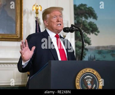 Washington, Stati Uniti d'America. 19 gen 2019. Il Presidente degli Stati Uniti, Trump rende commento sulla crisi umanitaria al confine meridionale del noi e di parziale chiusura del governo federale nella Diplomatic Sala di accoglienza della Casa Bianca . Credito: Ron Sachs/Piscina via CNP | Utilizzo di credito in tutto il mondo: dpa/Alamy Live News Credito: dpa picture alliance/Alamy Live News Foto Stock