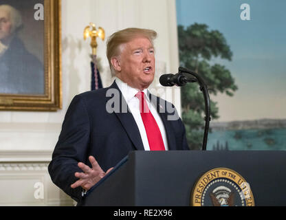 Washington, Stati Uniti d'America. 19 gen 2019. Il Presidente degli Stati Uniti, Trump rende commento sulla crisi umanitaria al confine meridionale del noi e di parziale chiusura del governo federale nella Diplomatic Sala di accoglienza della Casa Bianca . Credito: Ron Sachs/Piscina via CNP | Utilizzo di credito in tutto il mondo: dpa/Alamy Live News Credito: dpa picture alliance/Alamy Live News Foto Stock