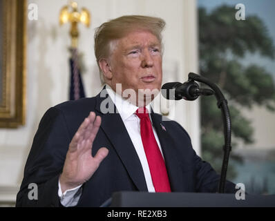Washington, Stati Uniti d'America. Xix gen, 2019. Il Presidente degli Stati Uniti, Trump rende commento sulla crisi umanitaria al confine meridionale del noi e di parziale chiusura del governo federale nella Diplomatic Sala di accoglienza della Casa Bianca di Washington, DC il Sabato, 19 gennaio 2019 Credit: Ron Sachs/CNP/ZUMA filo/Alamy Live News Foto Stock