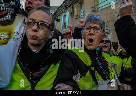 Parigi, Francia. 19 gen 2019. Giubbotto giallo proteste continuano in Francia per la decima settimana consecutiva contro il Presidente Emmanuel Macron governo. In aggiunta alle migliaia di giubbotto giallo dimostranti a Parigi, circa 800 manifestanti hanno aderito nel sud est della Francia città di Forcalquier, casa del ministro francese degli interni, Christophe Castaner. La gendarmeria ha impedito i manifestanti di raggiungere Castaner's house. Credito: ZUMA Press, Inc./Alamy Live News Foto Stock