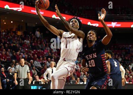 Philadelphia, Pennsylvania, USA. Xix gen, 2019. Tempio di gufi guard QUINTON ROSE (1) rigidi per il cestello come egli è difeso da Pennsylvania Quakers guard BRYCE WASHINGTON (20) durante il Big 5 gioco di basket giocato al Liacouras Center di Philadelphia. Penn conduce Tempio 35-25 al tempo di emisaturazione. Credito: Ken Inness/ZUMA filo/Alamy Live News Foto Stock