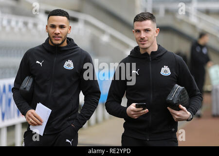 Newcastle, Regno Unito. 19 gen 2019. Jamaal Lascelles di Newcastle United (l) e Ciaran Clark di Newcastle United arrivare allo stadio. Premier League, Newcastle United v Cardiff City a St. James' Park a Newcastle upon Tyne, sabato 19 gennaio 2019. Questa immagine può essere utilizzata solo per scopi editoriali. Solo uso editoriale, è richiesta una licenza per uso commerciale. Nessun uso in scommesse, giochi o un singolo giocatore/club/league pubblicazioni. pic da Chris Stading/Andrew Orchard fotografia sportiva/Alamy Live news Foto Stock