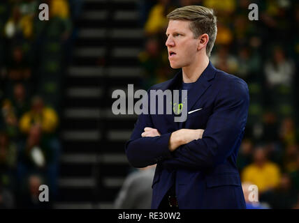 19 gennaio 2019: North Dakota State Bison head coach David Richman guarda il suo team durante un NCAA di pallacanestro degli uomini di gioco tra le università del Nord Dakota combattendo i falchi e dello Stato del North Dakota Bison presso il Centro Scheels, Fargo ND. Dall'Universita' Statale del Nord Dakota sconfitto UND 67-65. Foto di Russell Hons/CSM Foto Stock