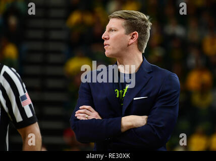 19 gennaio 2019: North Dakota State Bison head coach David Richman guarda su durante una NCAA di pallacanestro degli uomini di gioco tra le università del Nord Dakota combattendo i falchi e dello Stato del North Dakota Bison presso il Centro Scheels, Fargo ND. Dall'Universita' Statale del Nord Dakota sconfitto UND 67-65. Foto di Russell Hons/CSM Foto Stock