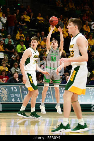 19 gennaio 2019: North Dakota Fighting Falchi Aanen guardia Moody (10) rilascia un jump shot durante una NCAA di pallacanestro degli uomini di gioco tra le università del Nord Dakota combattendo i falchi e dello Stato del North Dakota Bison presso il Centro Scheels, Fargo ND. Dall'Universita' Statale del Nord Dakota sconfitto UND 67-65. Foto di Russell Hons/CSM Foto Stock