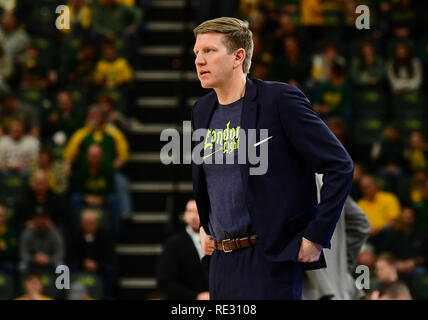 19 gennaio 2019: North Dakota State Bison head coach David Richman guarda il suo team durante un NCAA di pallacanestro degli uomini di gioco tra le università del Nord Dakota combattendo i falchi e dello Stato del North Dakota Bison presso il Centro Scheels, Fargo ND. Dall'Universita' Statale del Nord Dakota sconfitto UND 67-65. Foto di Russell Hons/CSM Foto Stock