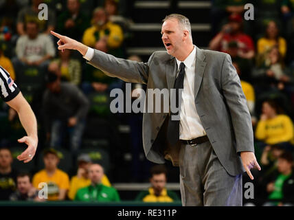 19 gennaio 2019: North Dakota Fighting Hawks head coach Brian Jones dirige i suoi giocatori durante una NCAA di pallacanestro degli uomini di gioco tra le università del Nord Dakota combattendo i falchi e dello Stato del North Dakota Bison presso il Centro Scheels, Fargo ND. Dall'Universita' Statale del Nord Dakota sconfitto UND 67-65. Foto di Russell Hons/CSM Foto Stock