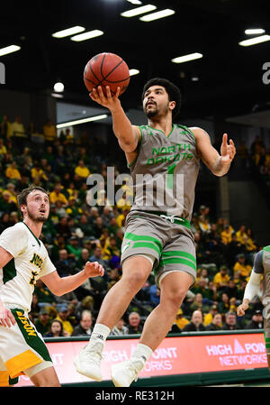 19 gennaio 2019: North Dakota Fighting Hawks guard Marlon Stewart (1) va per un colpo durante una NCAA di pallacanestro degli uomini di gioco tra le università del Nord Dakota combattendo i falchi e dello Stato del North Dakota Bison presso il Centro Scheels, Fargo ND. Dall'Universita' Statale del Nord Dakota sconfitto UND 67-65. Foto di Russell Hons/CSM Foto Stock