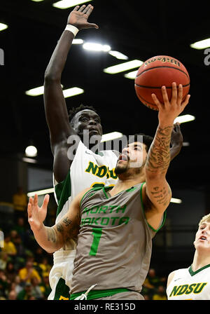 19 gennaio 2019: North Dakota Fighting Hawks guard Marlon Stewart (1) va per un colpo durante una NCAA di pallacanestro degli uomini di gioco tra le università del Nord Dakota combattendo i falchi e dello Stato del North Dakota Bison presso il Centro Scheels, Fargo ND. Dall'Universita' Statale del Nord Dakota sconfitto UND 67-65. Foto di Russell Hons/CSM Foto Stock