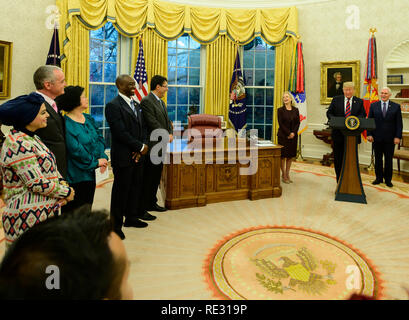 Washington, Stati Uniti d'America. 19 gen 2019. Il Presidente degli Stati Uniti, Trump rende commento come egli ospita una cerimonia di naturalizzazione nell'Ufficio Ovale della Casa Bianca di Washington, DC il Sabato, 19 gennaio 2019. Credito: Ron Sachs/Piscina via CNP /MediaPunch Foto Stock