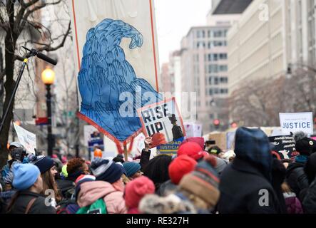 Washington, Stati Uniti d'America. Xix gen, 2019. I manifestanti si radunano vicino la libertà plaza in Washington, DC, Stati Uniti, gennaio 19, 2019. Migliaia di donne si sono riuniti a Washington, DC il sabato per la terza donna Marzo, sostenere i diritti delle donne mentre denunciare il razzismo e la violenza contro le donne. Credito: Liu Jie/Xinhua/Alamy Live News Foto Stock