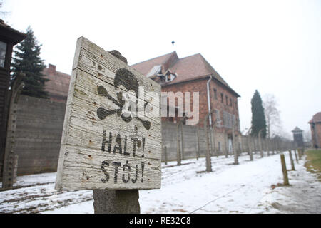 Oswiecim, Polonia. 27 gennaio, 2018. Un cartello con la scritta 'Halt! Stoj!' è attaccato ad un posto nella parte anteriore di un recinto di filo nel campo di concentramento di Auschwitz. Il 27 gennaio 1945, il campo di concentramento nazista Auschwitz-Birkenau fu liberata dal sovietico Esercito Rosso. Ogni anno in occasione dell'anniversario della liberazione superstiti provengono per commemorare i morti e a non lasciare che le atrocità cada nell'oblio. Credito: Daniel Schäfer/dpa-Zentralbild/dpa/Alamy Live News Foto Stock