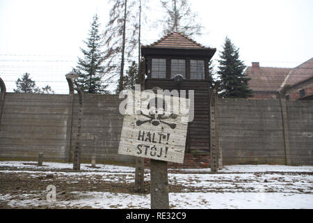 Oswiecim, Polonia. 27 gennaio, 2018. Un cartello con la scritta 'Halt! Stoj!' è attaccato ad un posto nella parte anteriore di un recinto di filo nel campo di concentramento di Auschwitz. Il 27 gennaio 1945, il campo di concentramento nazista Auschwitz-Birkenau fu liberata dal sovietico Esercito Rosso. Ogni anno in occasione dell'anniversario della liberazione superstiti provengono per commemorare i morti e a non lasciare che le atrocità cada nell'oblio. Credito: Daniel Schäfer/dpa-Zentralbild/dpa/Alamy Live News Foto Stock