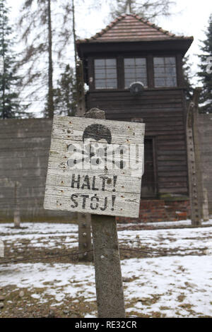 Oswiecim, Polonia. 27 gennaio, 2018. Un cartello con la scritta 'Halt! Stoj!' è attaccato ad un posto nella parte anteriore di un recinto di filo nel campo di concentramento di Auschwitz. Il 27 gennaio 1945, il campo di concentramento nazista Auschwitz-Birkenau fu liberata dal sovietico Esercito Rosso. Ogni anno in occasione dell'anniversario della liberazione superstiti provengono per commemorare i morti e a non lasciare che le atrocità cada nell'oblio. Credito: Daniel Schäfer/dpa-Zentralbild/dpa/Alamy Live News Foto Stock