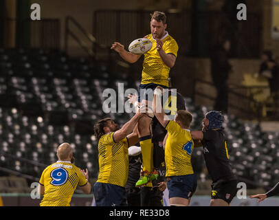 Glendale Raptors bloccare Casey Rock (5) invia la palla dalla linea a Glendale Raptors scrumhalf Shaun Davies (9) durante la mostra il gioco tra il Glendale rapaci e la Houston SaberCats al campo di costellazione, Sugar Land, Texas. A tempo pieno Glendale Raptors battere Houston SaberCats 36-21. © Maria Lysaker - Cal Sport Media Foto Stock