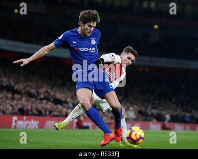 Londra, Regno Unito. Xix gen, 2019. Chelsea's Marcos Alonso (L) compete con dell'Arsenal Torreira Lucas durante il ventitreesimo round English Premier League match tra Arsenal e Chelsea a Emirates Stadium di Londra, Gran Bretagna a gennaio 19, 2019. Arsenal ha vinto 2-0. Credito: Matteo Impey/Xinhua/Alamy Live News Foto Stock