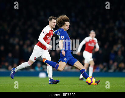 Londra, Regno Unito. Xix gen, 2019. Chelsea David Luiz (C) compete durante il ventitreesimo round English Premier League match tra Arsenal e Chelsea a Emirates Stadium di Londra, Gran Bretagna a gennaio 19, 2019. Arsenal ha vinto 2-0. Credito: Matteo Impey/Xinhua/Alamy Live News Foto Stock