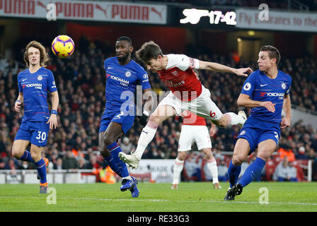 Londra, Regno Unito. Xix gen, 2019. Dell'Arsenal Koscielny Laurent (seconda R) capi la sfera verso l'obiettivo durante il ventitreesimo round English Premier League match tra Arsenal e Chelsea a Emirates Stadium di Londra, Gran Bretagna a gennaio 19, 2019. Arsenal ha vinto 2-0. Credito: Matteo Impey/Xinhua/Alamy Live News Foto Stock