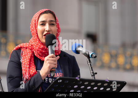 San Francisco, Stati Uniti d'America. 19 gennaio, 2019. Le donne di Marzo a San Francisco inizia con un rally al Civic Center Plaza di fronte al Palazzo del Municipio. Maimona Afzal Berta, la prima visibile hijabi musulmani e più giovane donna in eletto un ruolo di leadership in San Jose e tutti di Santa Clara County, risolve la folla. Come educatore e membro eletto del Franklin-McKinley consiglio di educazione, essa raccomanda per la legislazione statale e gli educatori qualificati sulla promozione di scuole più sicure. Credito: Shelly Rivoli/Alamy Live News Foto Stock