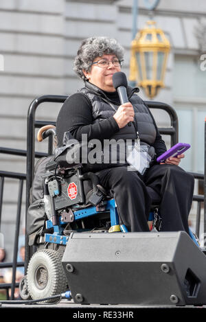 San Francisco, Stati Uniti. 19 gennaio 2019. La marcia delle donne di San Francisco inizia con un raduno al Civic Center Plaza di fronte al municipio. Alicia Contreras, direttore esecutivo della East Bay Spanish Speaking Citizen's Foundation, si rivolge alla folla. Contreras ha ricevuto il Paul Hearne Award e ha negoziato il primo finanziamento cittadino a San Luis Potosi, Messico, per i disabili. Crediti: Shelly Rivoli/Alamy Live News Foto Stock