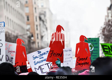 Washington, Stati Uniti d'America. 19 gen 2019. Cartelloni femmina visto durante la protesta. Alcune migliaia di sostenitori dei diritti delle donne ha preso le strade di Washington D.C per celebrare il terzo anniversario della donne marzo. Credito: SOPA Immagini limitata/Alamy Live News Foto Stock