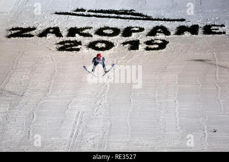 Zakopane (Polonia). 19 gen 2019. Zakopane, Spagna. 19 gen 2019. Un ponticello di sci visto in azione durante il Team HS-134 concorrenza della FIS Ski Jumping World Cup a Zakopane. Credito: SOPA Immagini limitata/Alamy Live News Credito: SOPA Immagini limitata/Alamy Live News Foto Stock