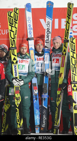 Zakopane (Polonia). 19 gen 2019. Karl Geiger, Markus Eisenbichler e Stephan Leyhe dalla Germania sono visto celebrare dopo aver vinto il concorso a squadre della FIS Ski Jumping World Cup a Zakopane. Credito: SOPA Immagini limitata/Alamy Live News Foto Stock