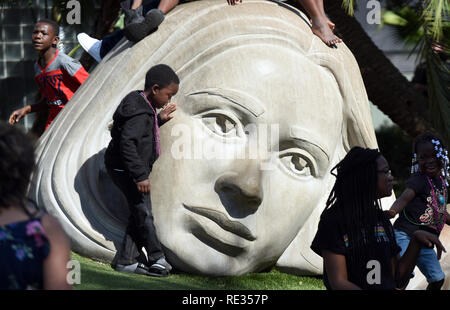 Florida, Stati Uniti d'America. 19 gen 2019. I bambini giocano sul 'MUso di Discovery' scultura di Meg bianco a Lake Eola Park il 19 gennaio 2019 a Orlando, Florida. (Paul Hennessy/Alamy) Credito: Paul Hennessy/Alamy Live News Foto Stock