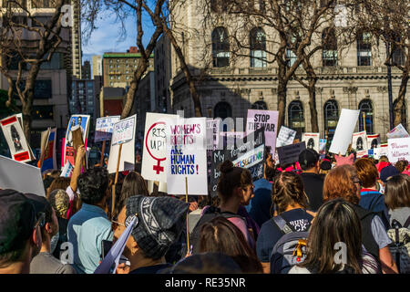 San Francisco, Stati Uniti d'America. 19 gen 2019. I partecipanti per le donne del marzo evento segni di attesa con vari diritti della donna messaggi correlati mentre marcia su Market street nel centro cittadino di San Francisco Foto Stock