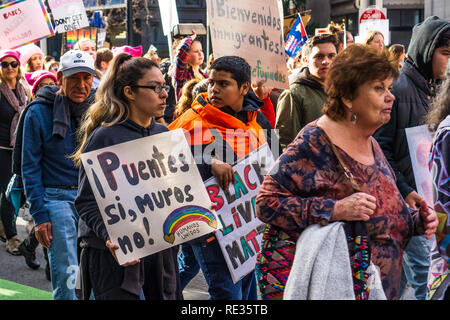 San Francisco, Stati Uniti d'America. 19 gen 2019. I partecipanti per le donne del marzo evento segni di attesa con vari messaggi mentre marcia su Market street nel centro cittadino di San Francisco Foto Stock
