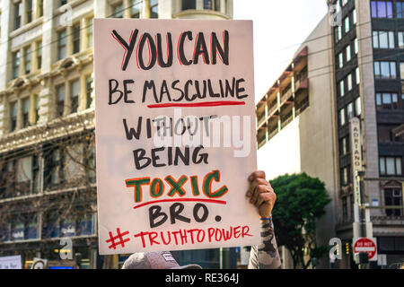 San Francisco, Stati Uniti d'America. 19 gen 2019. I partecipanti per le donne del marzo caso tenere premuto segno fa riferimento a "tossico mascolinità" mentre marcia su Market street nel centro cittadino di San Francisco Foto Stock