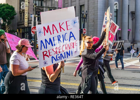 San Francisco, Stati Uniti d'America. 19 gen 2019. I partecipanti per le donne del marzo caso tenere 'Make America nuovamente rispettabile' firmare mentre marcia su Market street nel centro cittadino di San Francisco Foto Stock