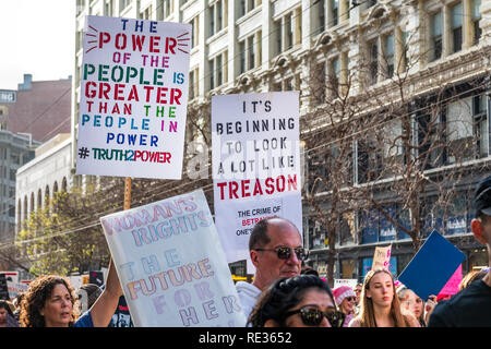San Francisco, Stati Uniti d'America. 19 gen 2019. I partecipanti per le donne del marzo caso tenere con segni diversi massaggi mentre marcia su Market street nel centro cittadino di San Francisco Foto Stock