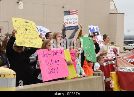 301St Fighter Wing membri, le famiglie e gli amici benvenuto più di 100 aviatori home dall' Afghanistan nov. 9, 2016 a Naval Air Station Fort Worth Joint Reserve Base, Texas. Avieri distribuito a sostegno del funzionamento della libertà Sentinel, che si è concentrata sul mantenimento della sicurezza e della stabilità nella regione distribuito. Foto Stock