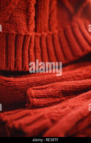 Lo sfondo del tessuto lavorato a maglia a Red Hat e sciarpa close-up Foto Stock