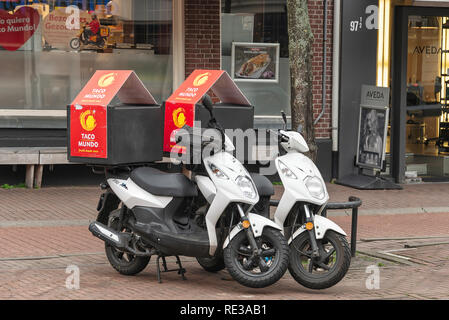 Due white pizza consegna scooter parcheggiato a fianco a fianco sulla strada Foto Stock