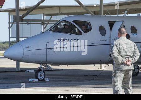 Il Segretario della Difesa Ash Carter si prepara a prendere un volo di orientamento in un T-1A Jayhawk come Chief Master Sgt. Brian Kentta, XII Flying ala formazione command chief, guarda su base comune San Antonio-Randolph nov. 16, 2016. Carter reso visita a tutte le tre posizioni JBSA per assicurare in futuro la disponibilità dei membri del servizio. Foto Stock