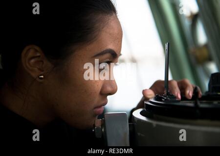 ANNAPOLIS, Md. (nov. 16, 2016) il guardiamarina quarta classe Regine Tugade, dal Guam, guarda attraverso una bussola giroscopica durante una base corso di navigazione a bordo di un cantiere imbarcazione di pattuglia in Annapolis Md. l'Accademia Navale degli Stati Uniti offre diversi corsi di arte marinaresca e familiarizzazione di navigazione. Foto Stock