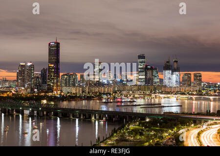 Vista notturna del distretto di Yeouido e del fiume Han. Foto Stock