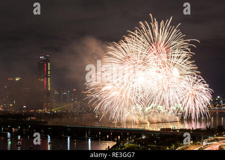 Seul il festival dei fuochi d'artificio nel fiume Han. Foto Stock