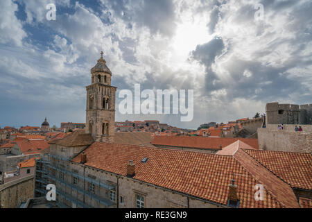 Dubrovnik Croazia - Aprile 2018 : Chiesa torre campanaria e la terrazza sul tetto di una casa vecchia di Dubrovnik, dal punto di vista della città vecchia cinta fortificata Foto Stock