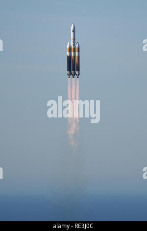 Team Vandenberg sostenuto il lancio di successo di un United Launch Alliance Delta IV rocket pesanti che trasportano una ricognizione nazionale Office payload da Space Launch Complex-6 qui, Sabato, 19 gennaio, alle 11:10 PST. (U.S. Air Force foto di Michael Peterson) Foto Stock