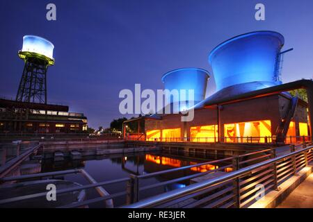 Illumina le torri di raffreddamento, acqua park in Westpark parco industriale a Centennial Hall, Bochum, Renania settentrionale-Vestfalia Foto Stock