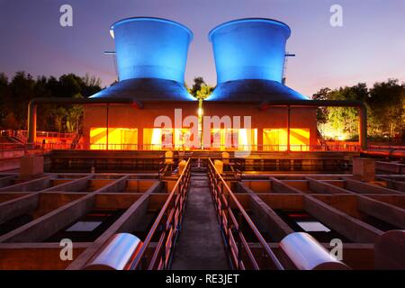 Illumina le torri di raffreddamento, acqua park in Westpark parco industriale a Centennial Hall, Bochum, Renania settentrionale-Vestfalia Foto Stock