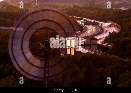 Autostrada A42 nei pressi di Duisburg, windmill in Country Park Duisburg Nord, Duisburg, Renania settentrionale-Vestfalia Foto Stock