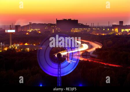 Thyssen-Krupp acciaierie Duisburg-Bruckhausen, autostrada A42 nei pressi di Duisburg, windmill in Country Park Duisburg Nord Foto Stock