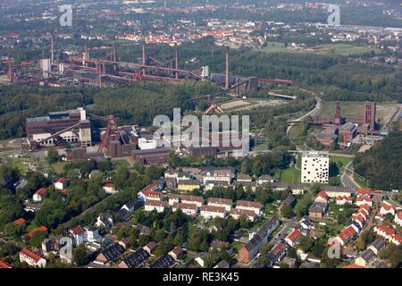 Zeche Zollverein miniera, Sito Patrimonio Mondiale dell'UNESCO, in retro Kokerei Zollverein cokeria, Essen, Renania settentrionale-Vestfalia Foto Stock